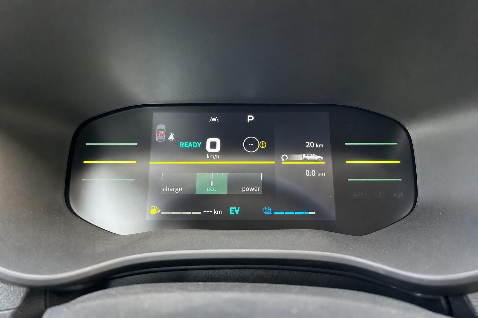 Digitales Kombiinstrument eines Elektrofahrzeugs mit Eco-Modus und Reichweitenanzeige