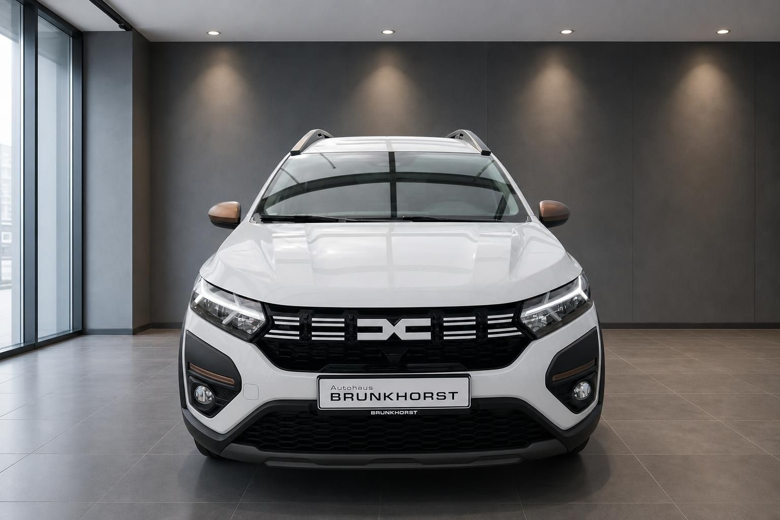 Weißer Dacia Jogger Frontansicht im Autohaus Showroom mit modernem Interieur und Glasfassade