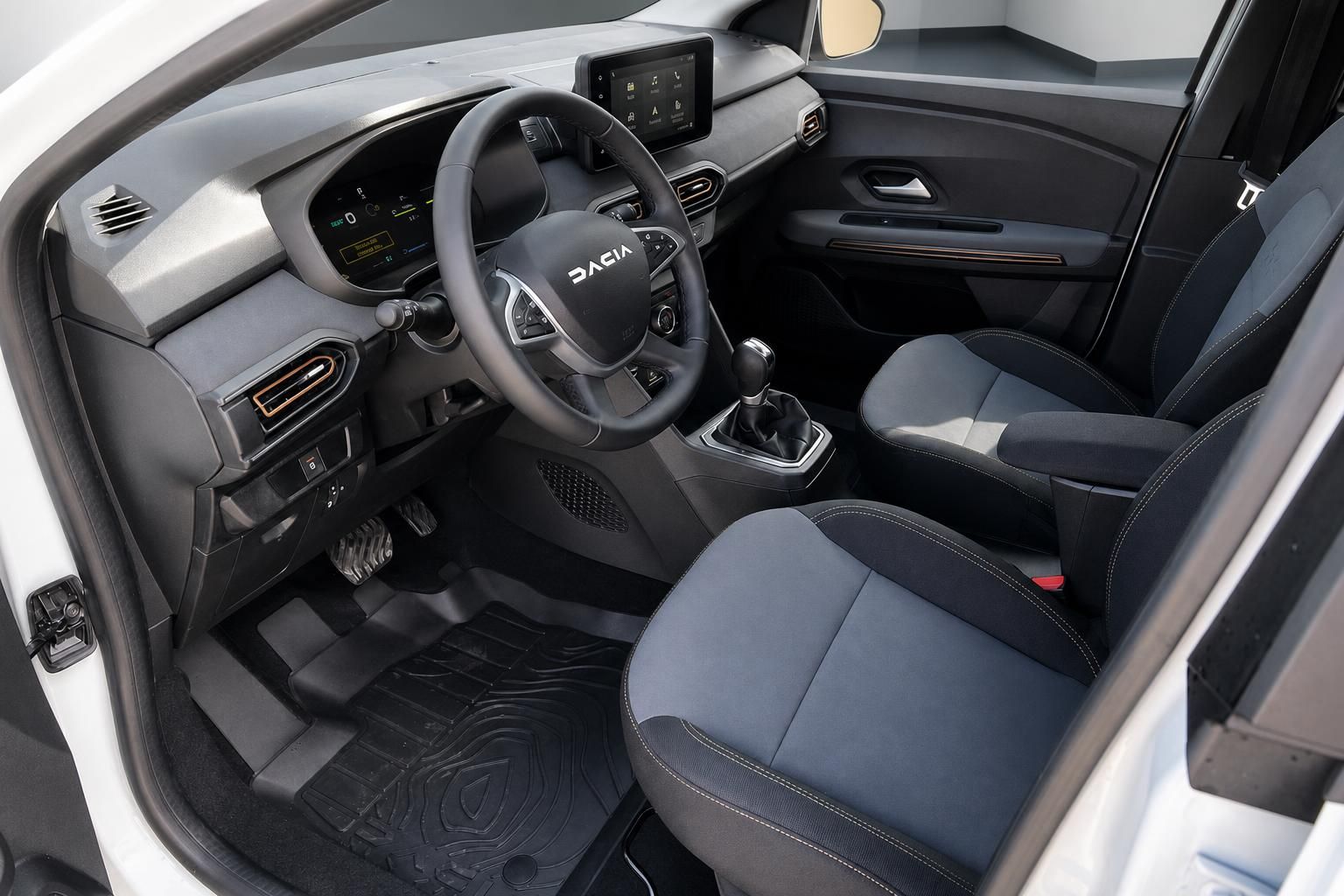 Dacia Jogger Innenraum Cockpit mit Lenkrad, Touchscreen und schwarzer Ausstattung Fahrerplatz