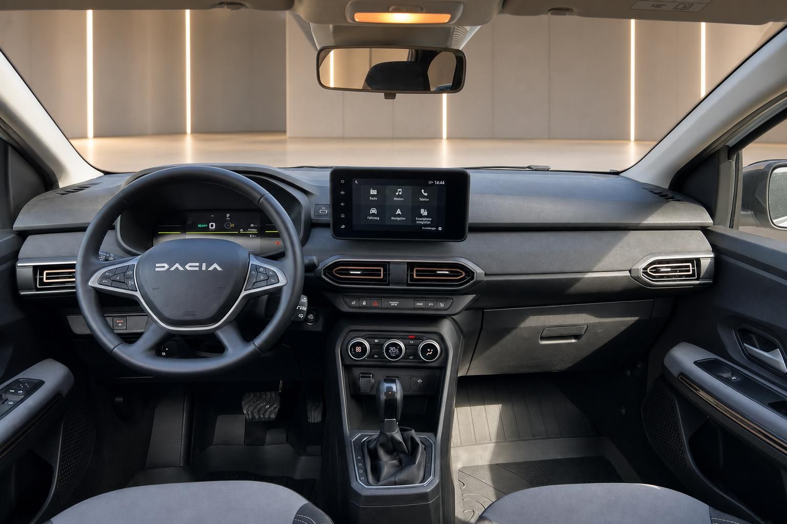 Dacia Armaturenbrett mit Touchscreen, Klimaanlage und Schaltgetriebe