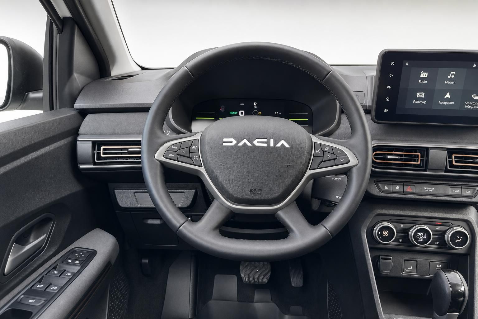 Dacia Cockpit mit Lenkrad, digitalem Tacho und Infotainment-Display
