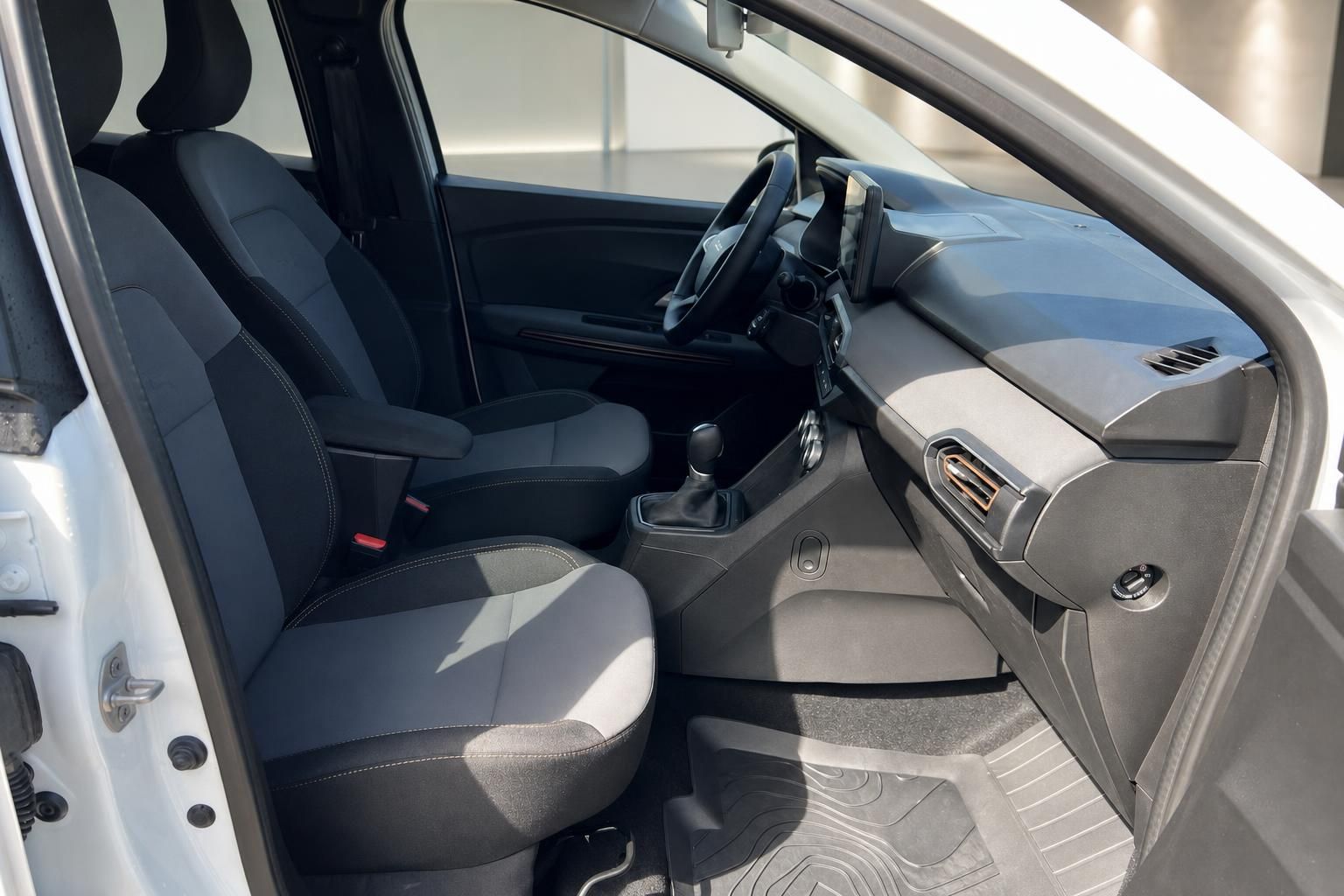 Fahrzeuginnenraum mit grauen Sitzen und Schaltgetriebe - Beifahrerseite