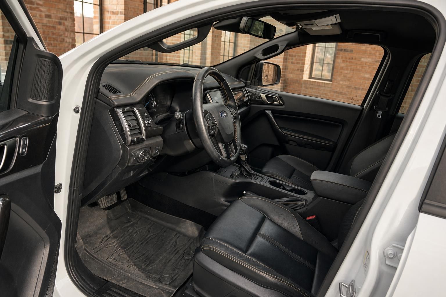 Ford Ranger Innenraum mit schwarzem Leder und Cockpit Ansicht