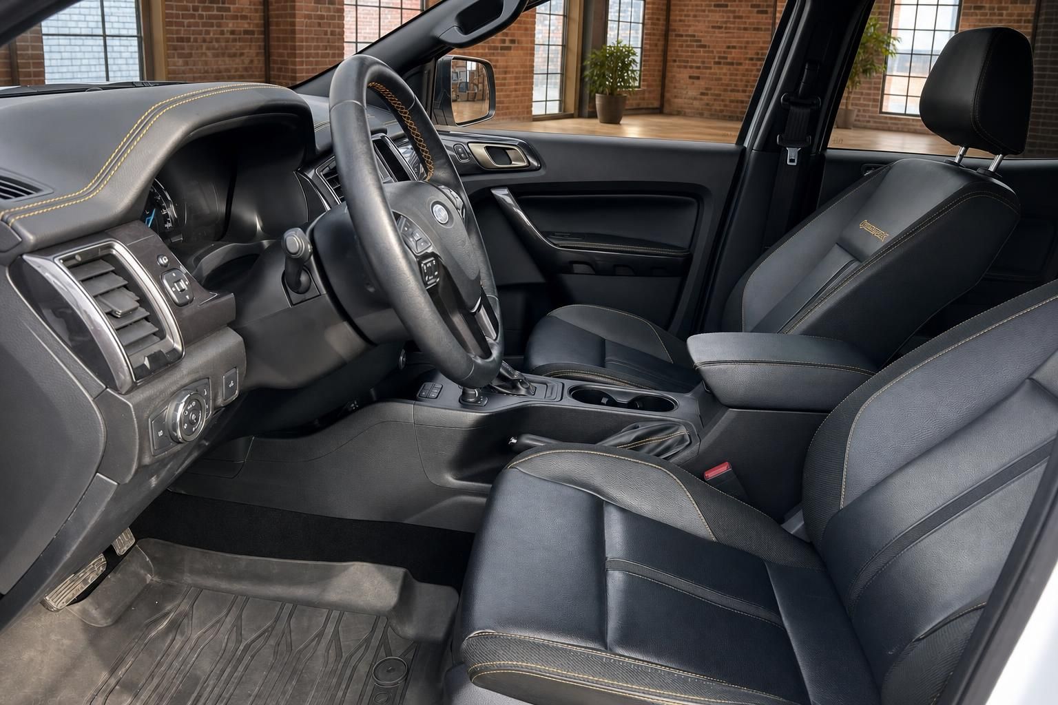 Ford Ranger Vordersitze mit Wildtrak-Schriftzug und Mittelkonsole