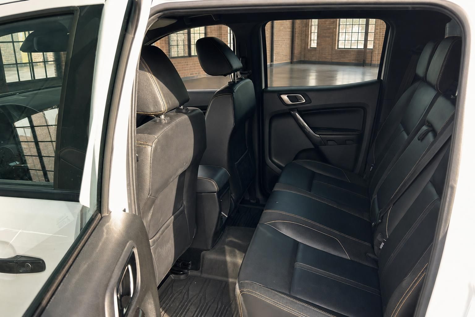 Ford Ranger Rücksitzbank mit schwarzem Leder – Innenraumansicht