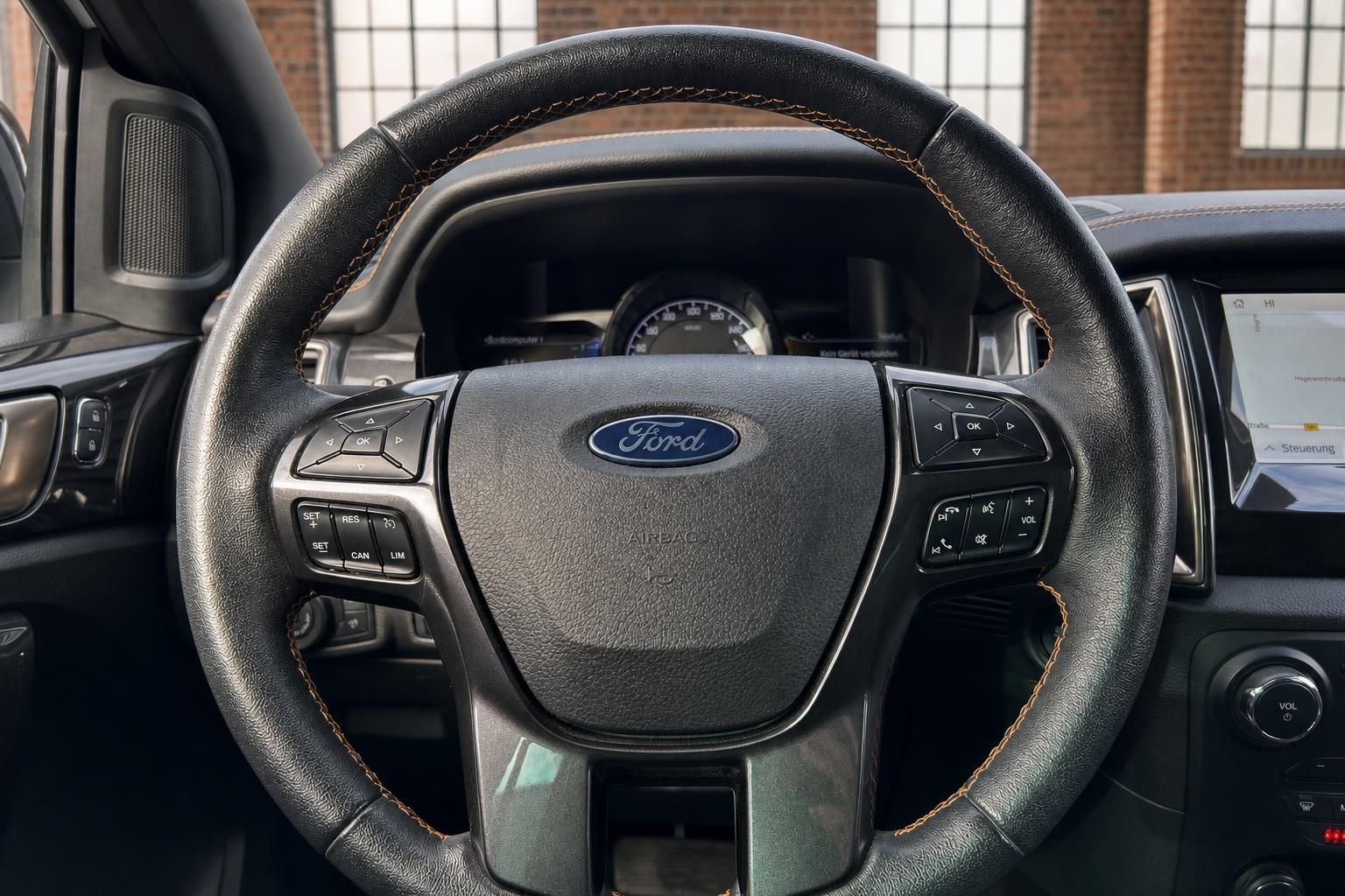 Ford Ranger Lenkrad Nahaufnahme mit Bedienelementen und Ford-Logo