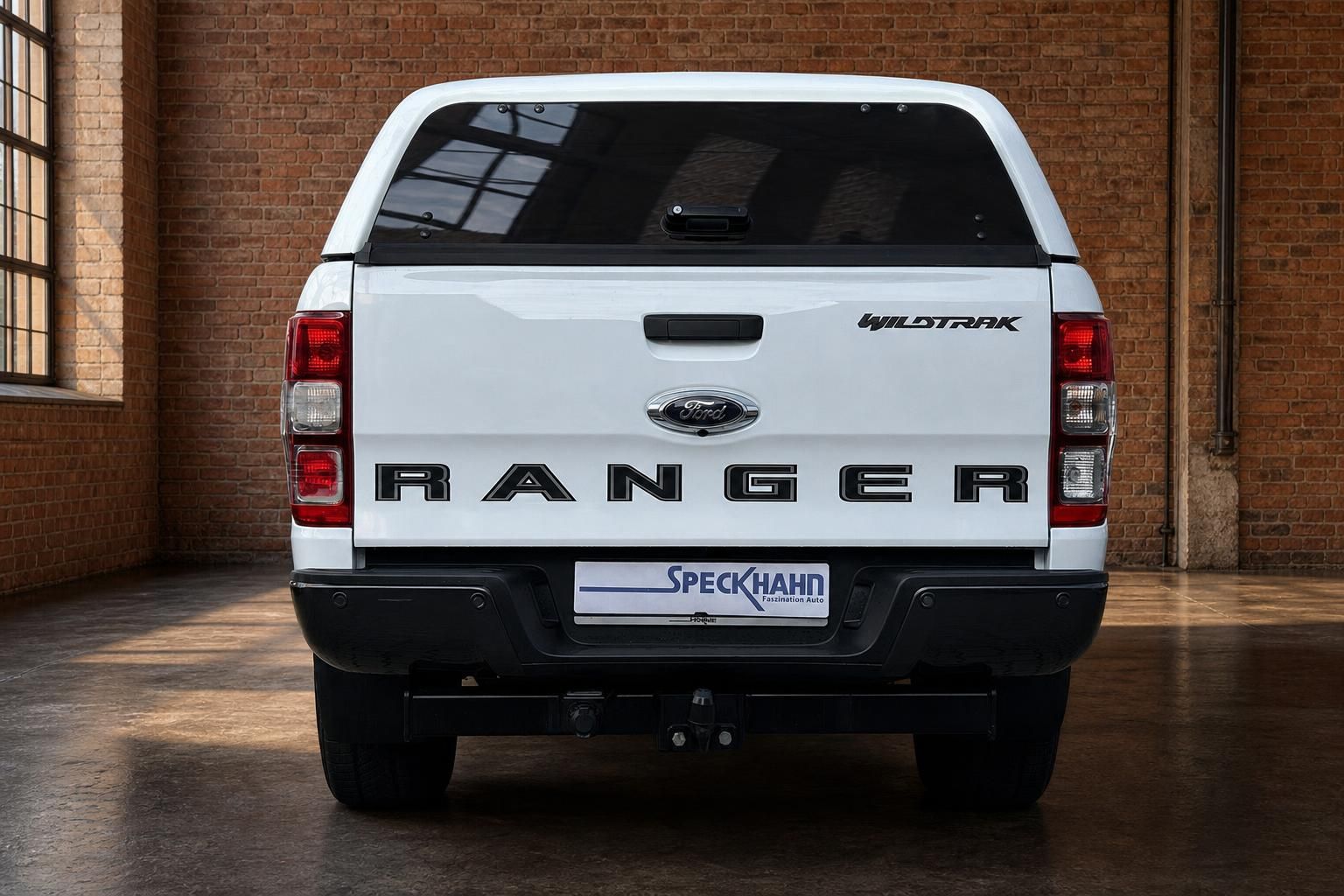 Ford Ranger Wildtrak weiß Heckansicht mit Rücklichtern und Ladefläche