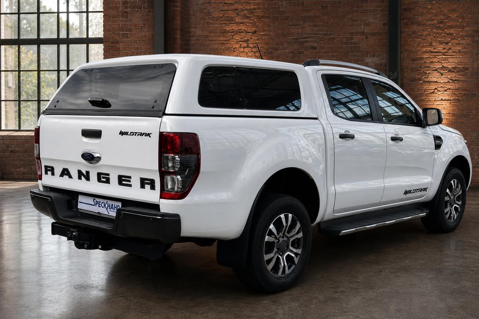 Ford Ranger Wildtrak weiß Heckansicht mit Hardtop und Anhängerkupplung