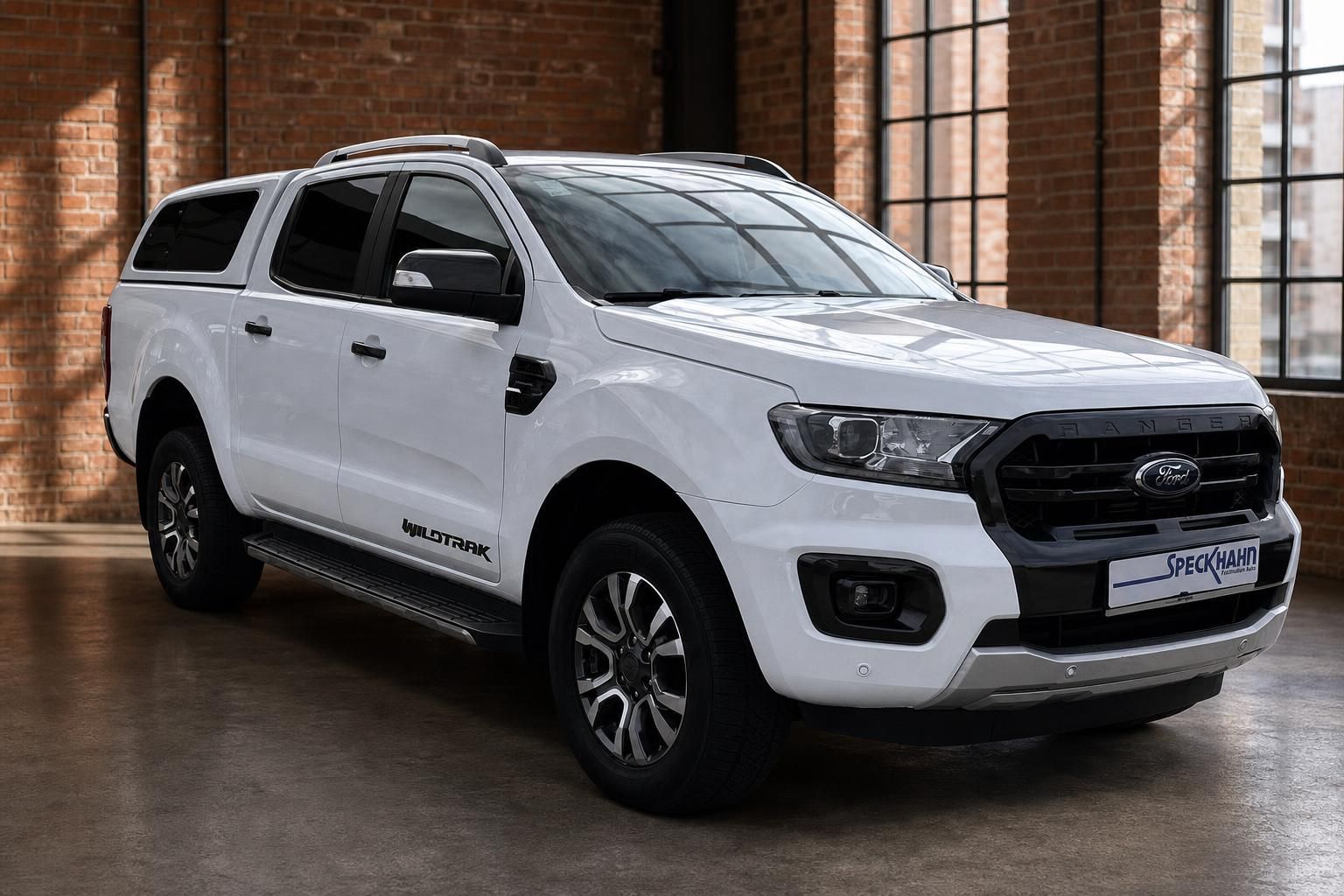Ford Ranger Wildtrak weiß Doppelkabine Frontansicht mit Hardtop