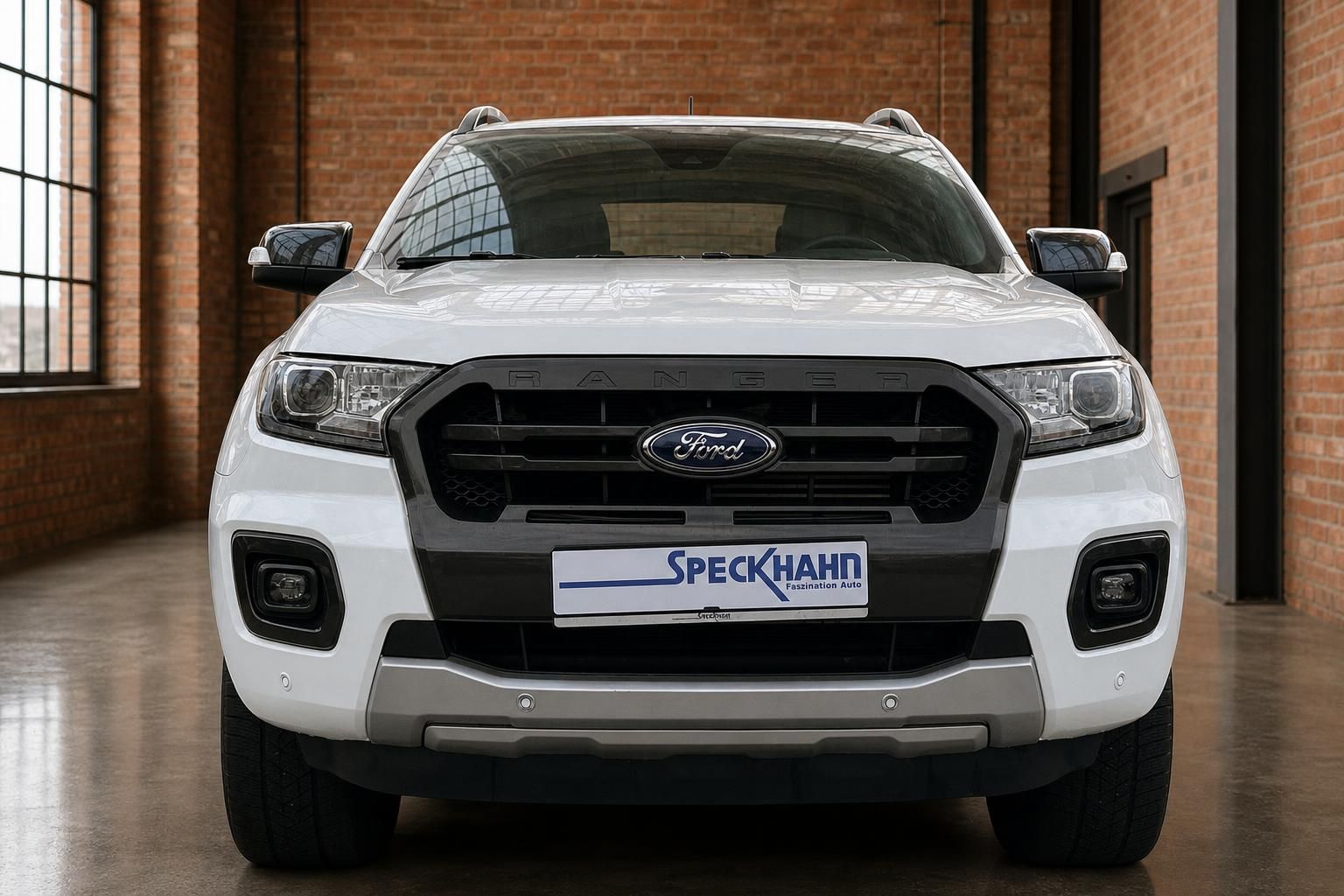 Ford Ranger weiss Frontansicht mit Kuehlergrill in Industriehalle