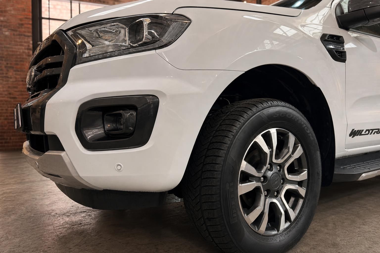 Ford Ranger Wildtrak weiss Detailansicht Frontstossstange und Felge