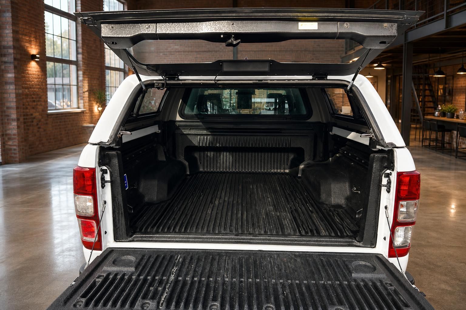 Ford Ranger Pickup Ladeflaeche mit geoeffneter Heckklappe von hinten