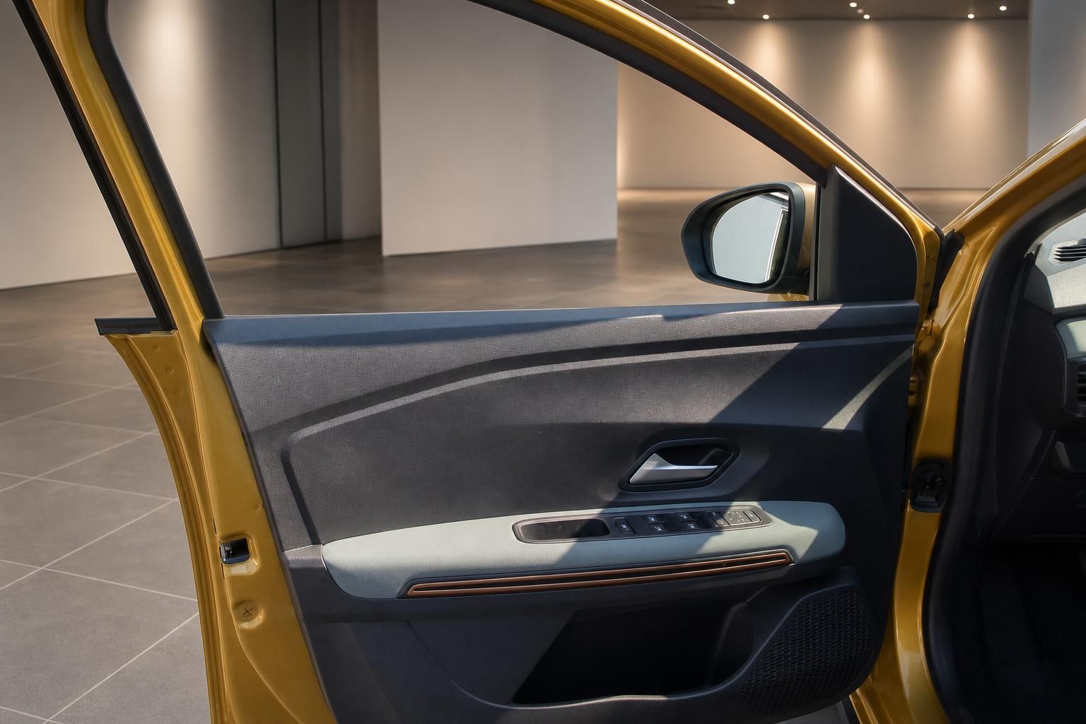 Gelbes Fahrzeug geöffnete Fahrertür Innenverkleidung mit Fensterheber und Außenspiegel im Autohaus