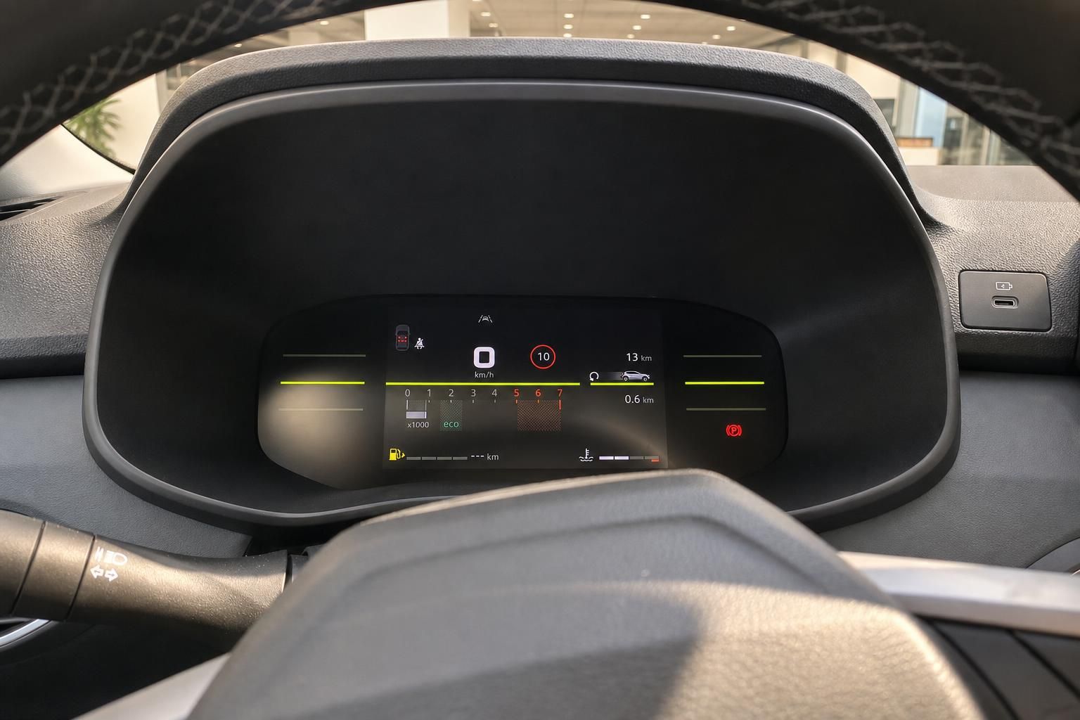 Dacia Sandero digitales Kombiinstrument mit Drehzahlmesser, Tacho und Fahrerassistenz
