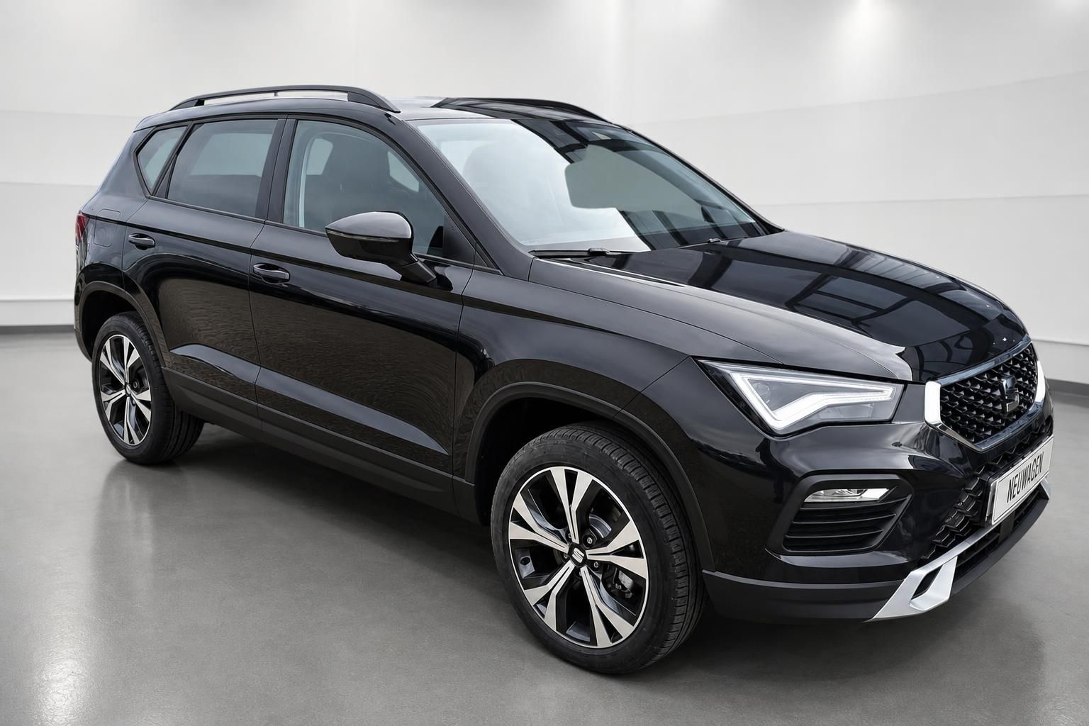 SEAT Ateca schwarz Frontansicht seitlich Neuwagen Studio