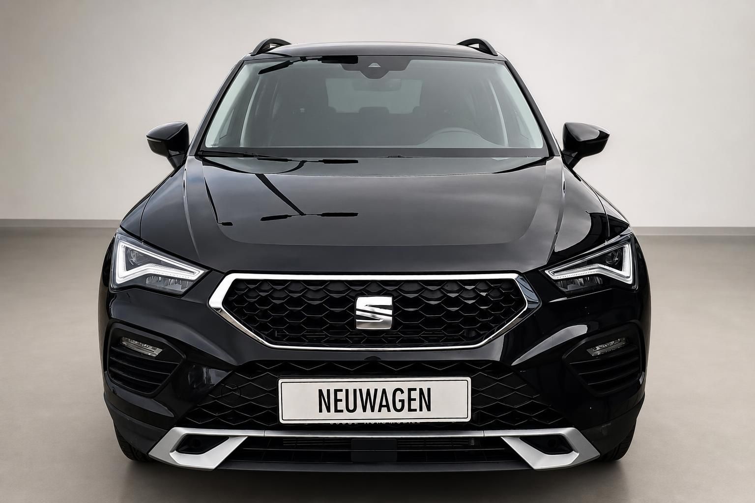 SEAT Ateca schwarz Frontansicht Studioaufnahme Neuwagen SUV