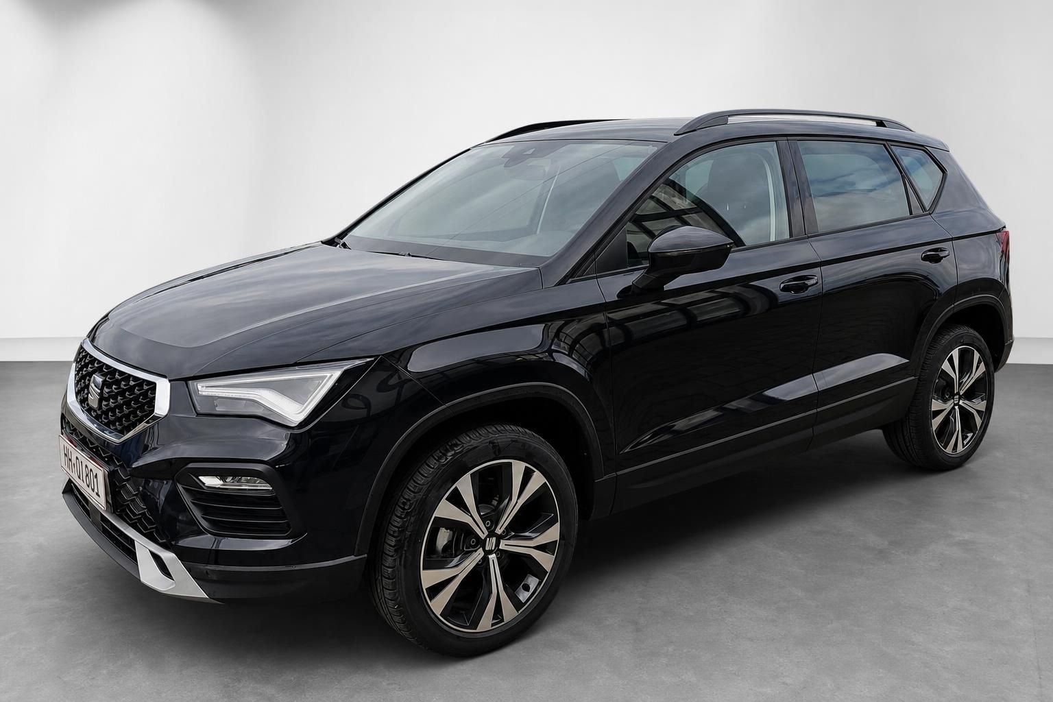 SEAT Ateca schwarz SUV Seitenansicht vorne im Studio