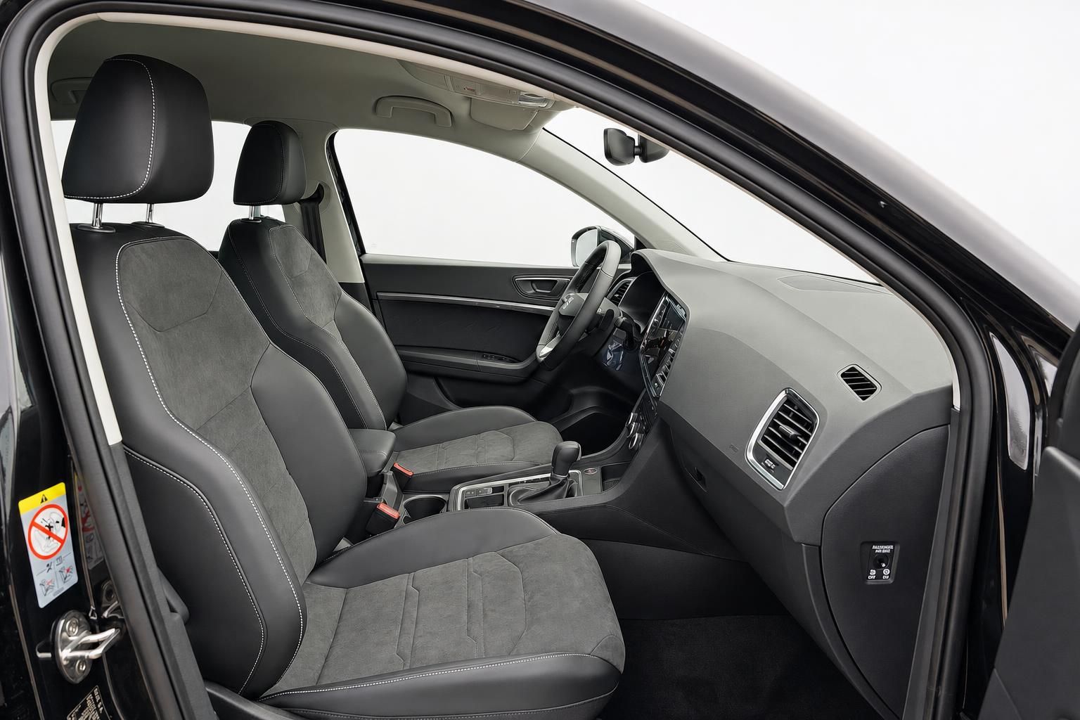 SEAT Ateca Innenraum Vordersitze und Cockpit Detailansicht