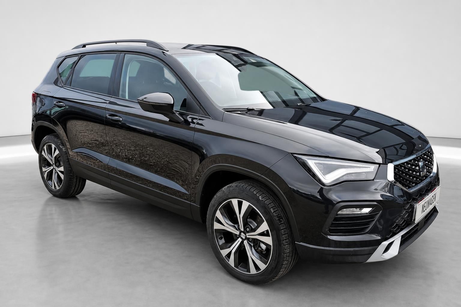 SEAT Ateca schwarz SUV Frontansicht Neuwagen Studiofoto