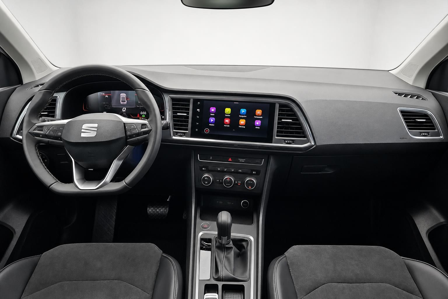 SEAT Ateca Cockpit Lenkrad und Infotainment Touchscreen