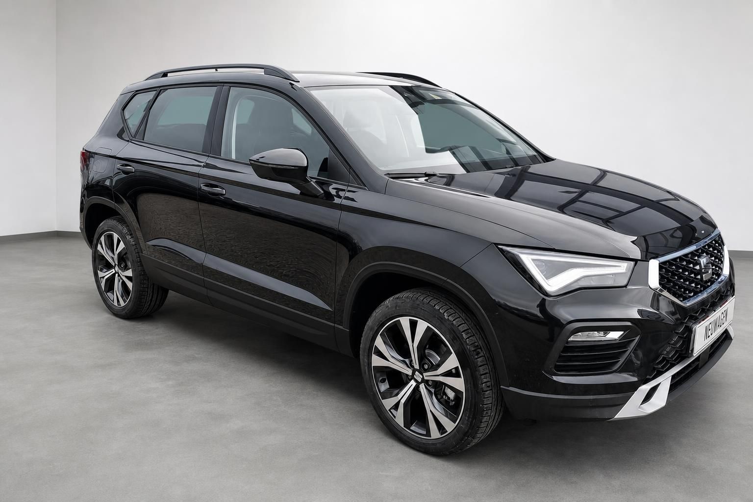 SEAT Ateca schwarz SUV Seitenansicht vorne Studioaufnahme