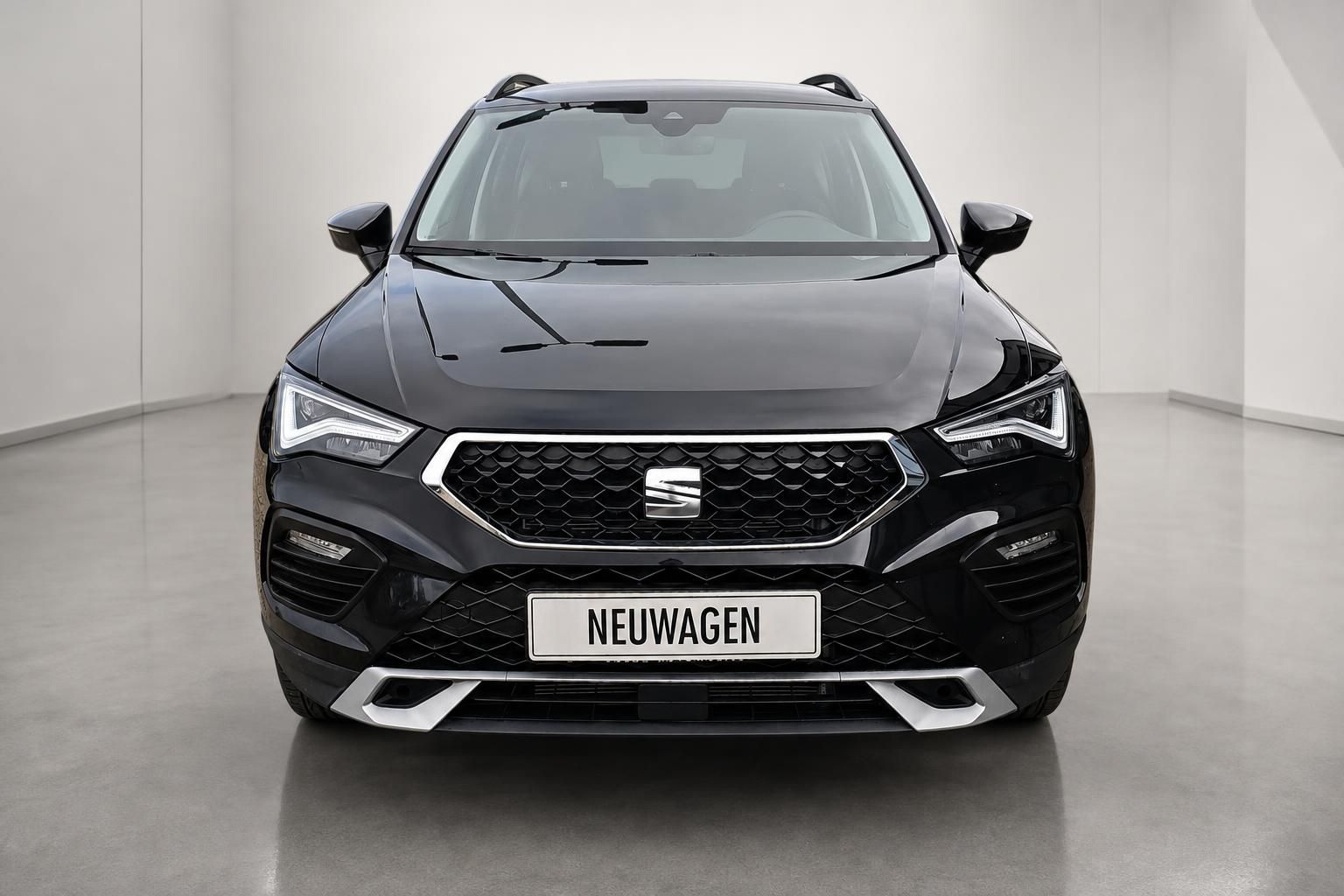 SEAT Ateca schwarz Frontansicht Neuwagen im Studio