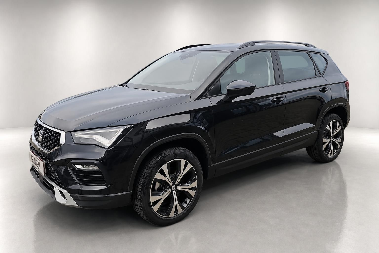 SEAT Ateca schwarz SUV Frontansicht schraeg im Studio