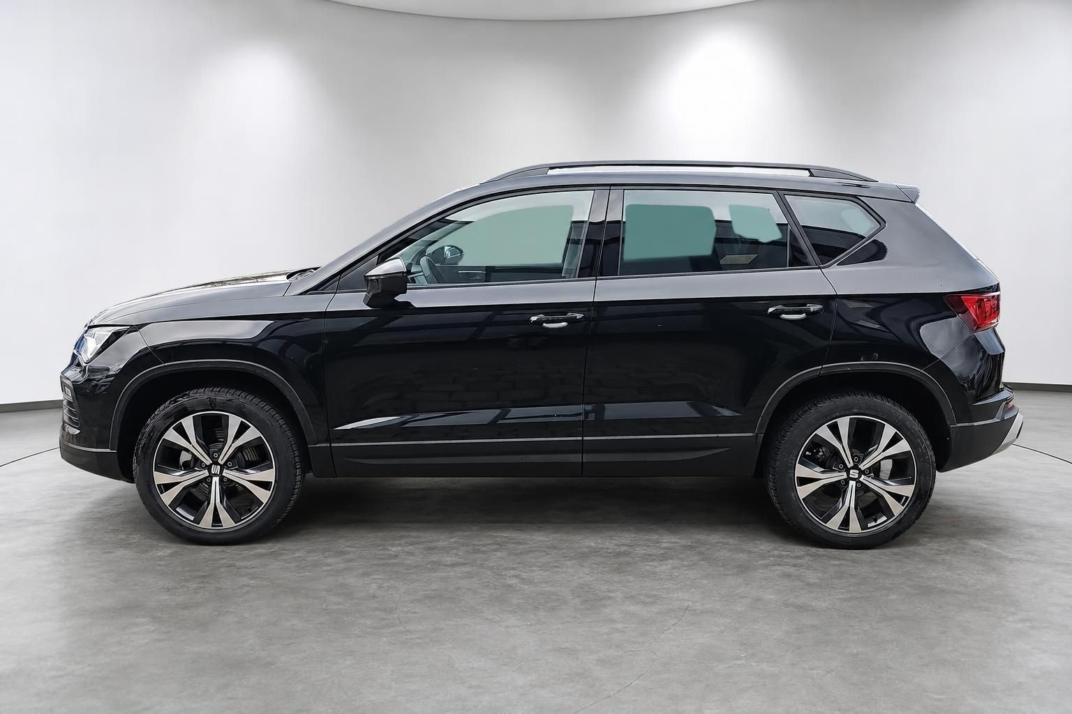 SEAT Ateca schwarz SUV Seitenansicht komplett im Profil