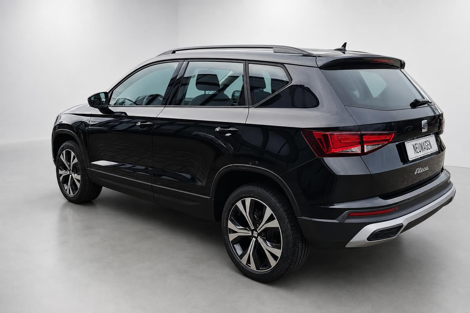 SEAT Ateca schwarz Heckansicht Neuwagen Studiofoto