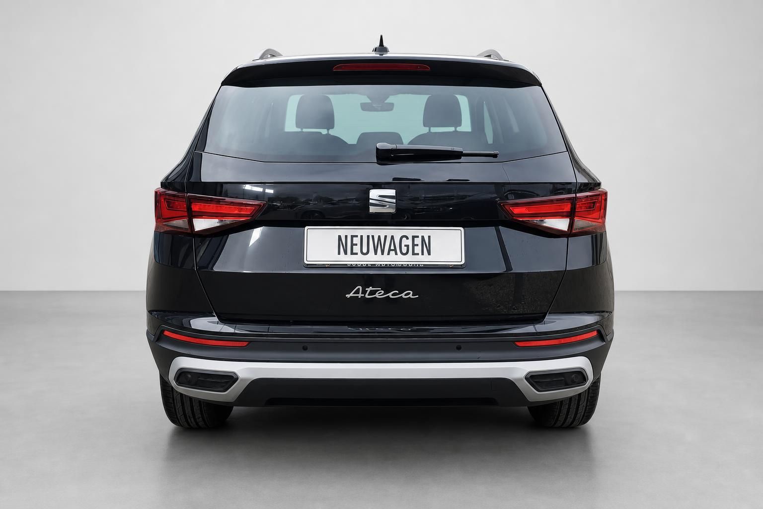 SEAT Ateca schwarz SUV Heckansicht mit Ruecklichtern Studio