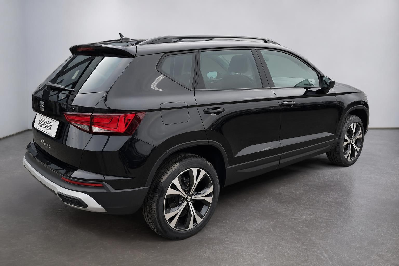 SEAT Ateca schwarz Heckansicht seitlich Neuwagen