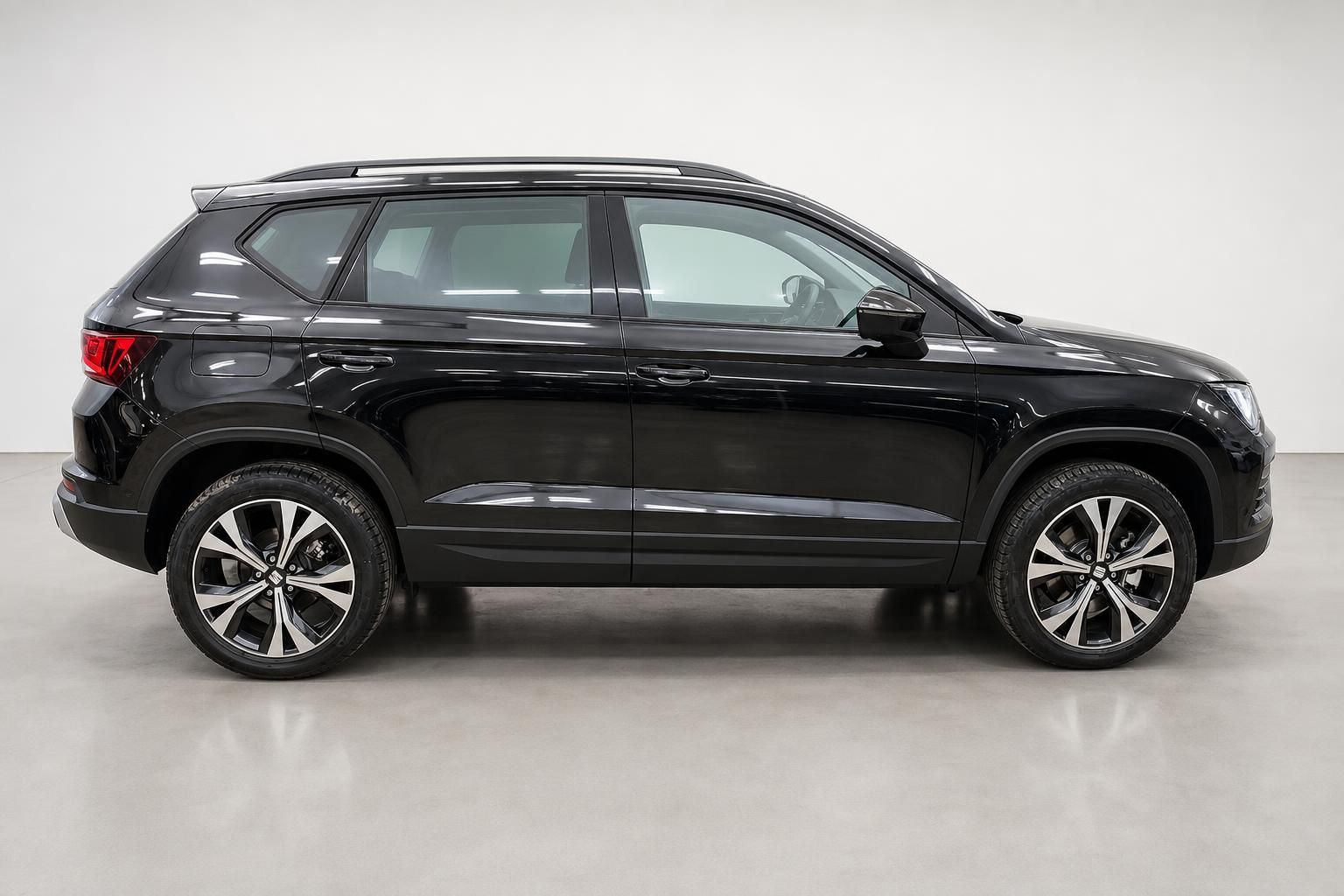 SEAT Ateca schwarz Seitenansicht Neuwagen Studioaufnahme