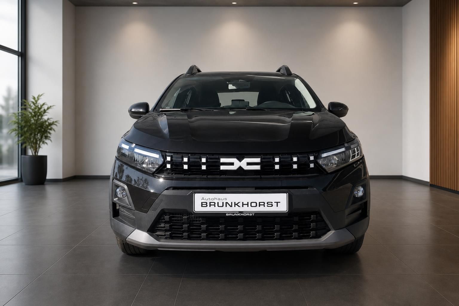 Dacia Sandero Frontansicht in dunkelgrau im Autohaus Showroom