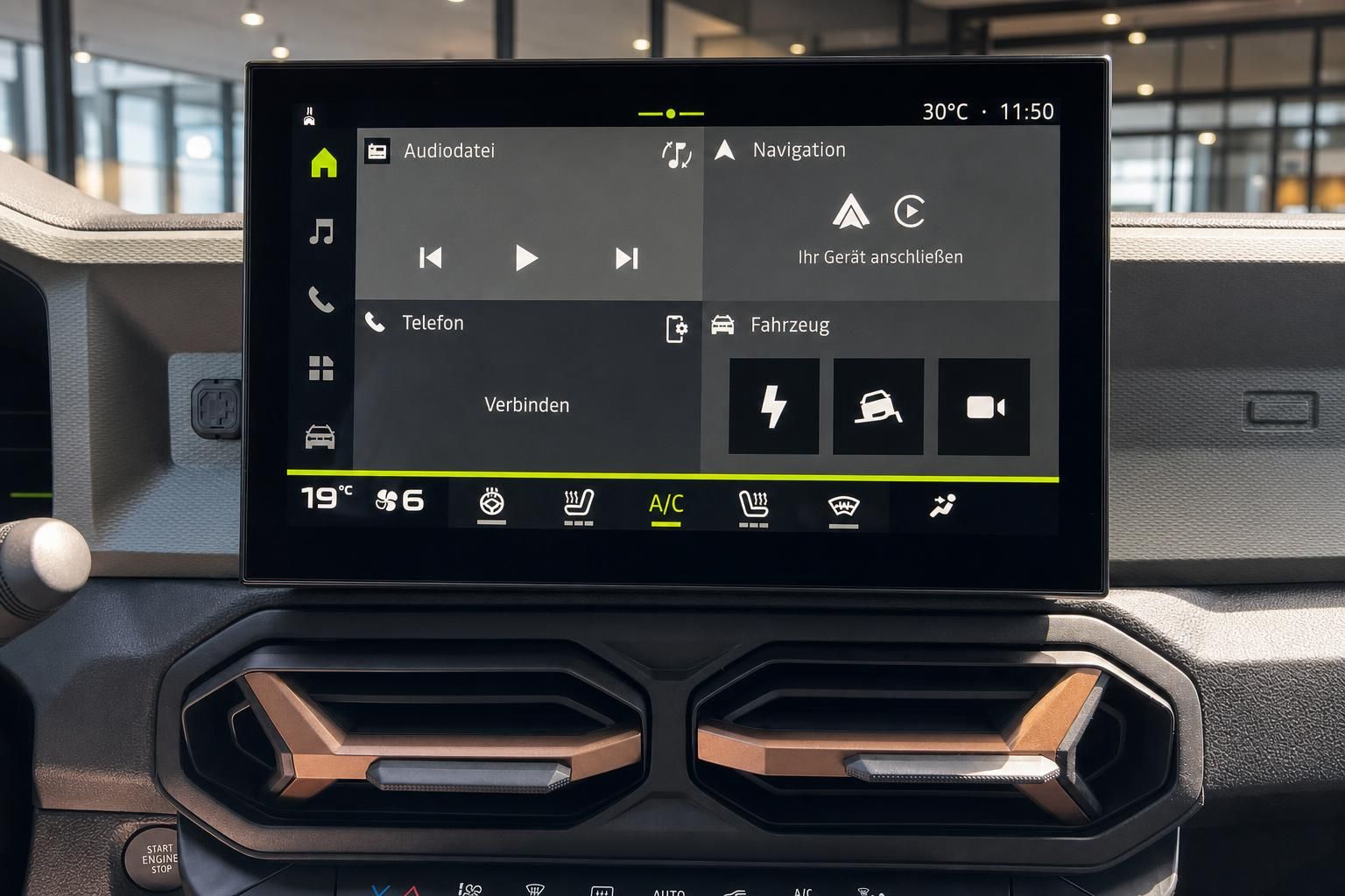 Infotainment-Display im Fahrzeug mit Navigationssystem und Klimaanlage-Bedienung