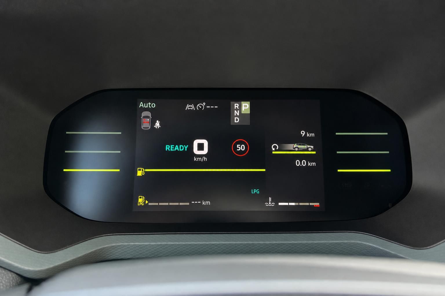 Digitales Cockpit Display mit Tachostand und Fahrzeug-Informationen im modernen Auto