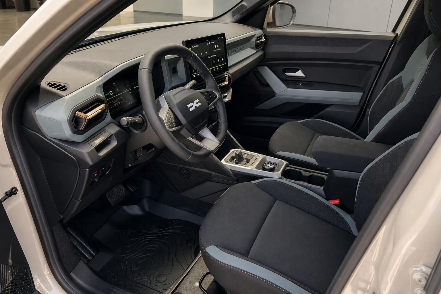 Dacia Innenraum mit digitalem Cockpit, Touchscreen und modernem Armaturenbrett in grau
