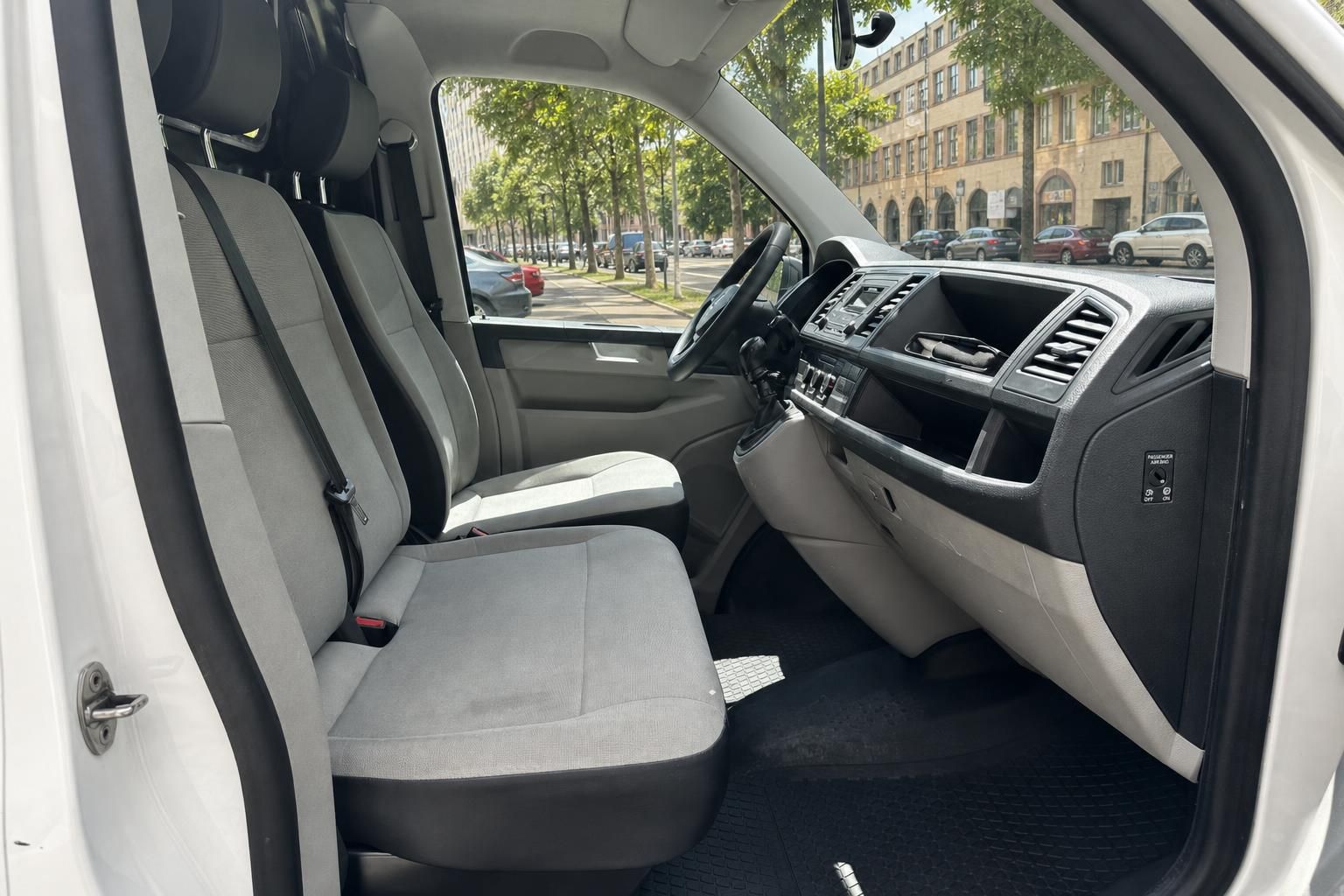 VW Transporter Innenraum Fahrerplatz mit grauer Ausstattung und Armaturenbrett