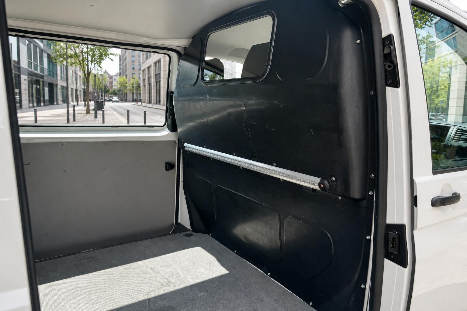 Volkswagen Transporter Laderaum innen mit Trennwand und Ladungssicherung