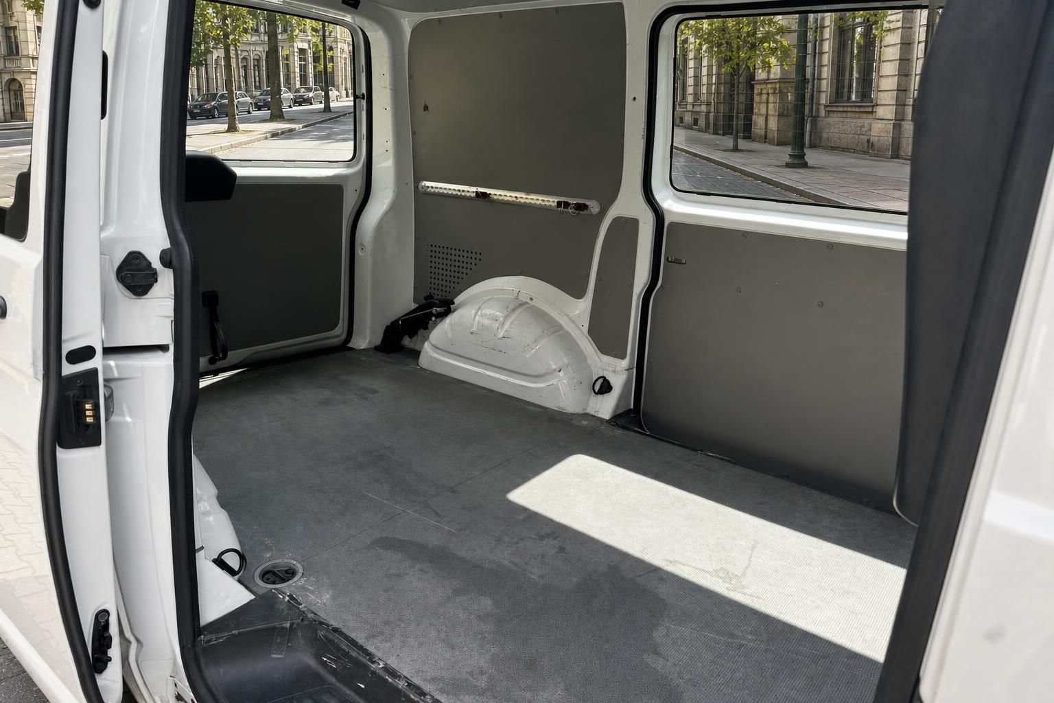Volkswagen Transporter Laderaum Innenansicht mit geöffneten Hecktüren und praktischen Verstaumöglichkeiten
