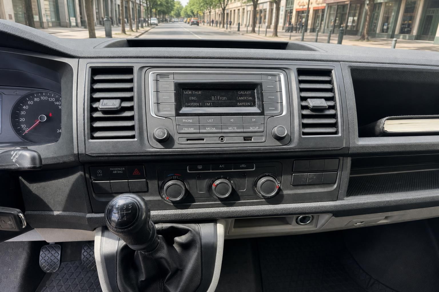 Volkswagen Transporter Mittelkonsole mit Radio, Klimaanlage und 5-Gang Schaltgetriebe