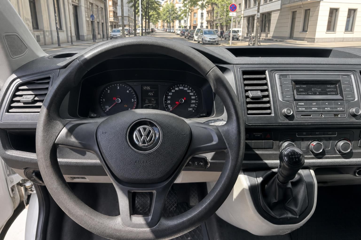 VW Transporter Cockpit mit Lenkrad, Armaturenbrett und Radio - Innenraumansicht Fahrerplatz