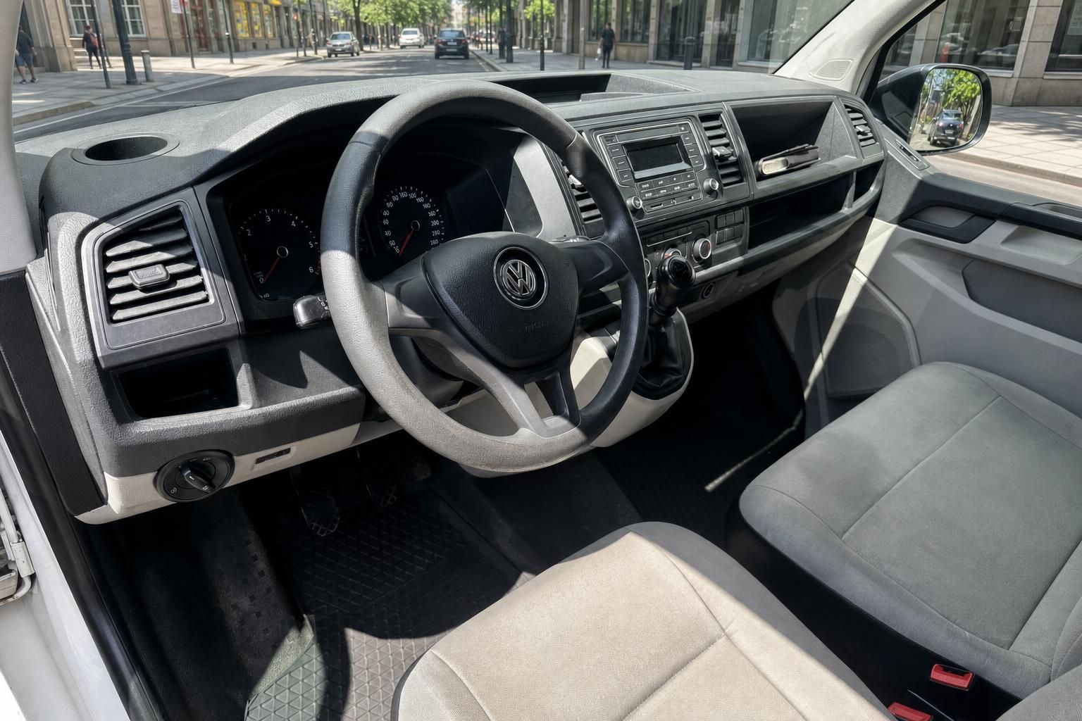 VW Transporter Innenraum Fahrerseite mit Lenkrad, Sitzen und kompletter Armaturenausstattung