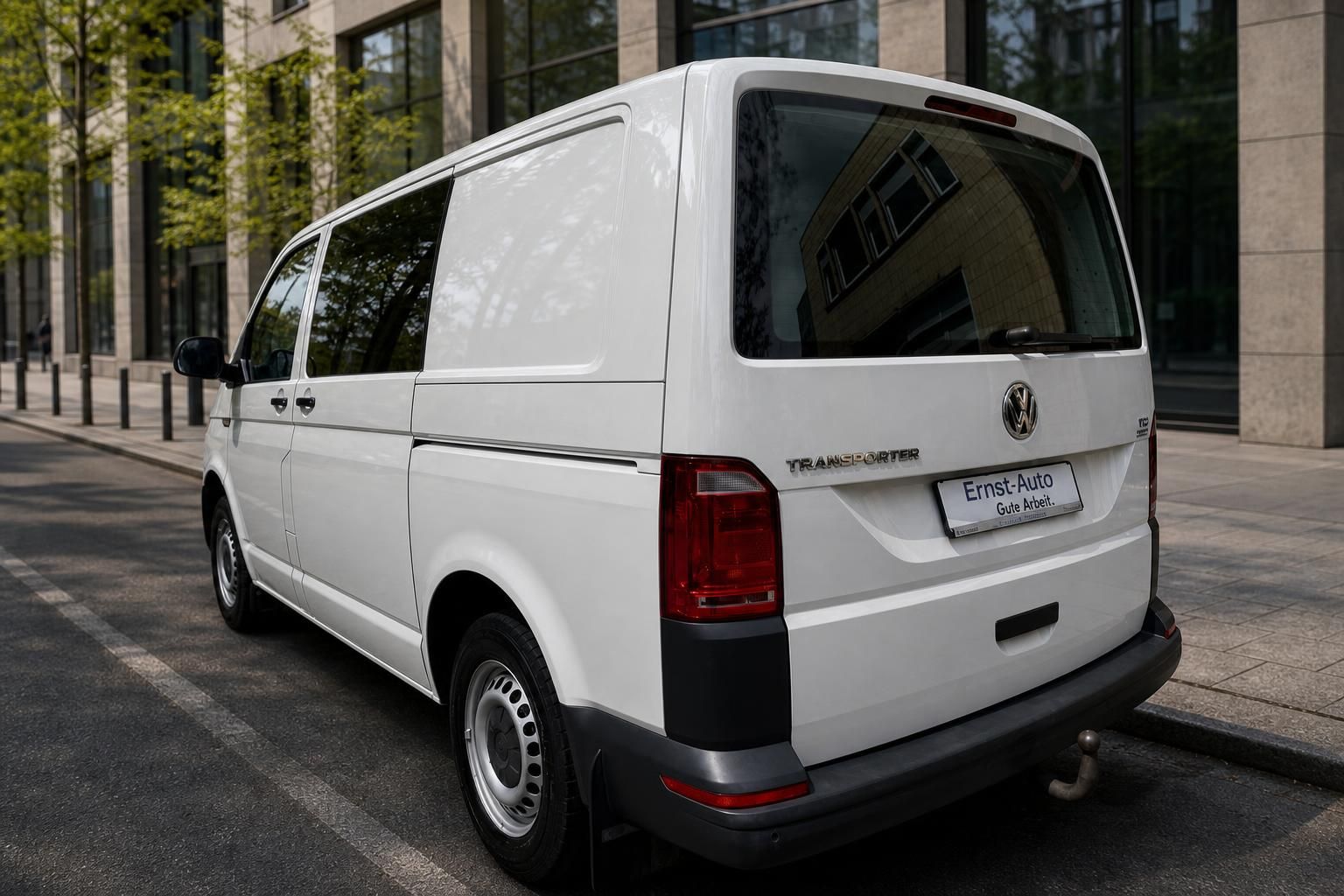 Volkswagen Transporter weiß seitliche Heckansicht mit Ernst-Auto Kennzeichenrahmen