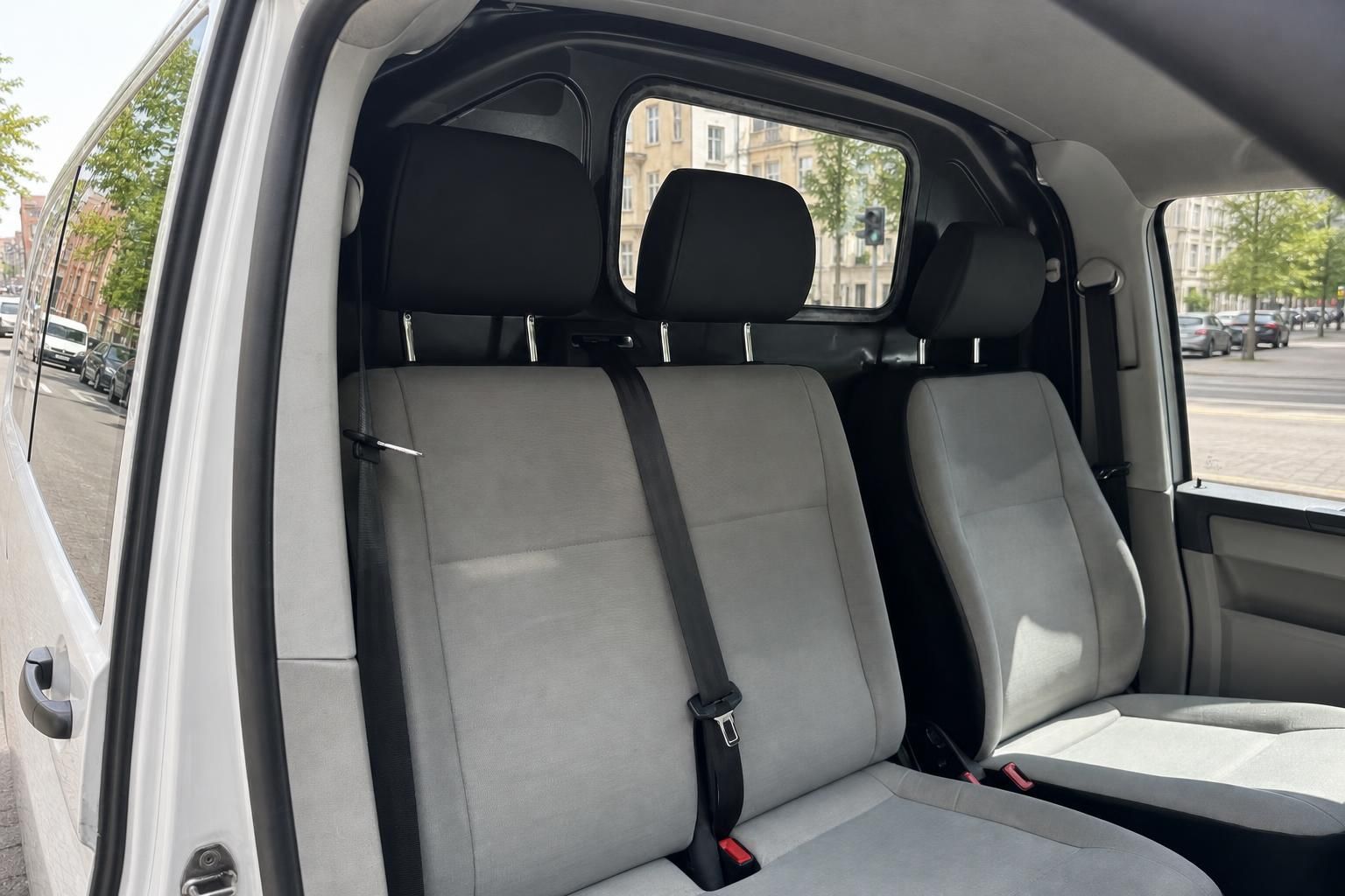 VW Transporter Rücksitze grau mit Sicherheitsgurten im Fahrgastraum