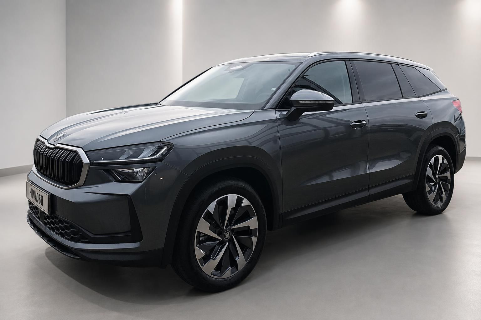 Skoda SUV in Grau metallic, Frontansicht schraeg im Studio