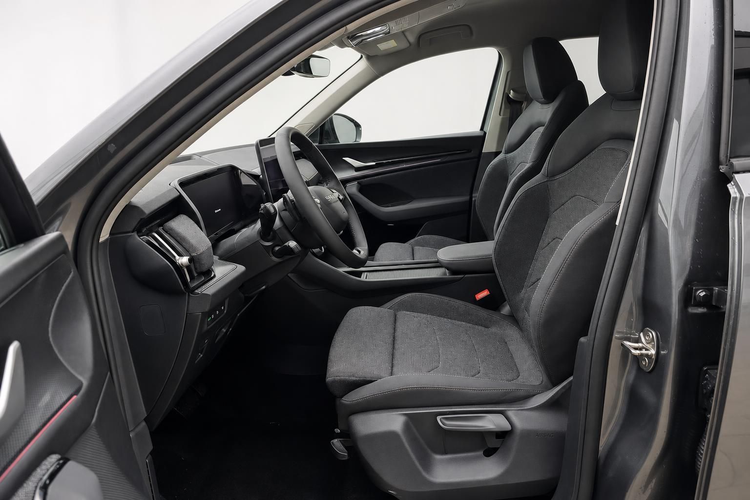 Skoda Fahrzeuginnenraum mit Sportsitzen und Lenkrad