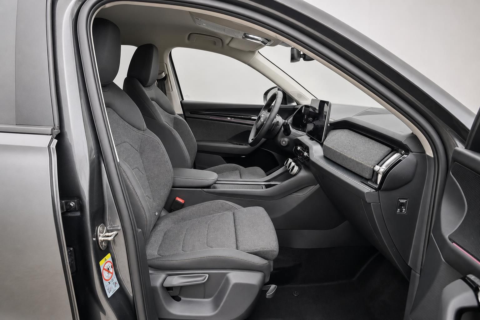 Skoda Innenraum mit Blick auf Vordersitze und Cockpit
