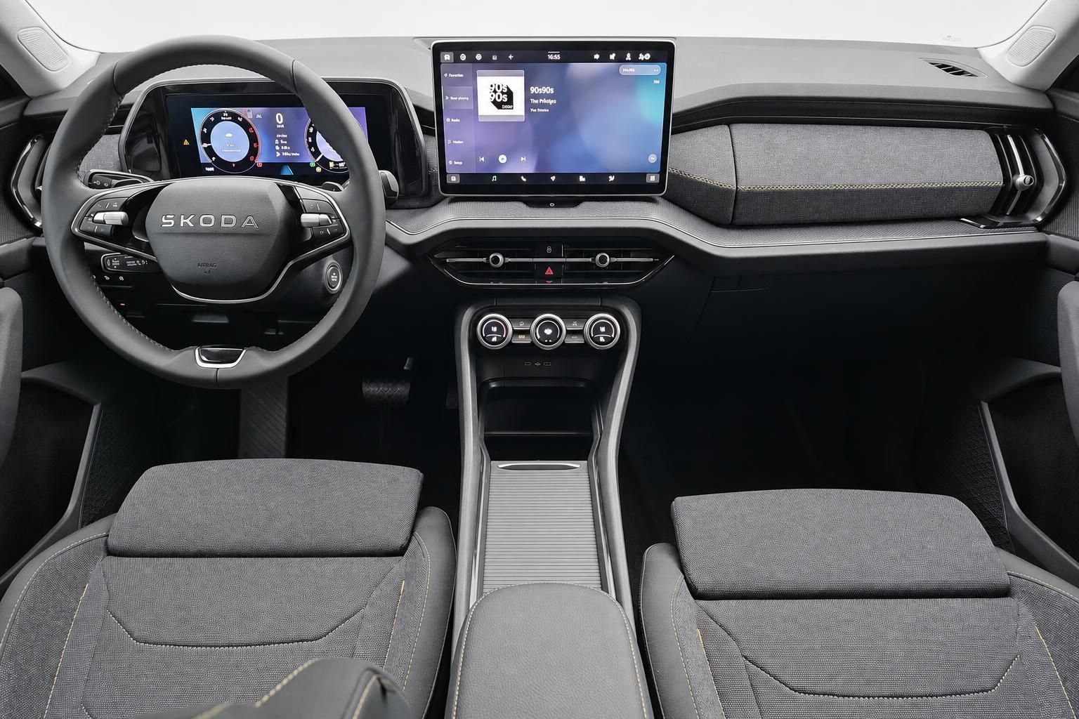 Skoda Cockpit mit Lenkrad, Touchscreen und Vordersitzen