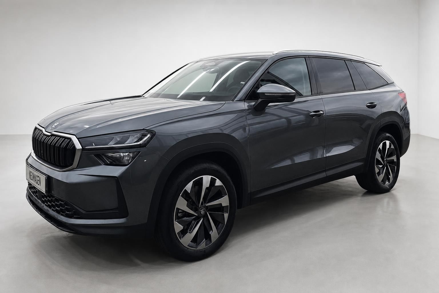 Skoda SUV in Grau, Frontansicht schräg im Fotostudio