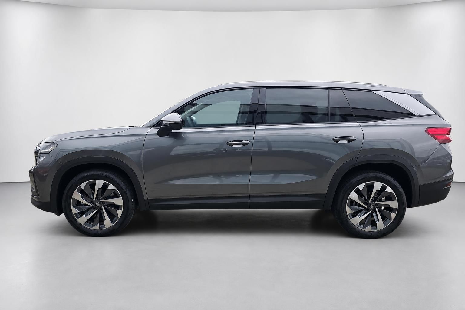 Skoda SUV in Grau, Seitenansicht im Fotostudio